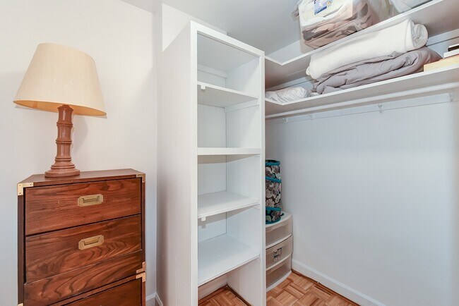 Building Photo - Spacious & Bright Unfurnished Studio for Rent