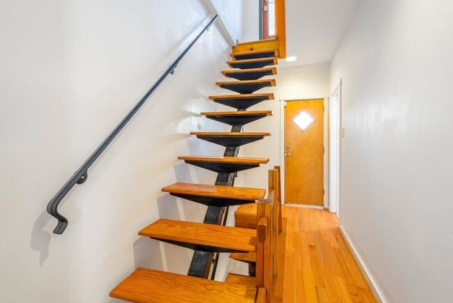 Building Photo - 802 LeCount St