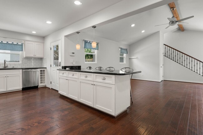 Building Photo - Crown Point 4Bed 3Bath (2 Primary suites) ...