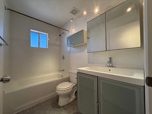 Building Photo - 3035 W 11th Ln