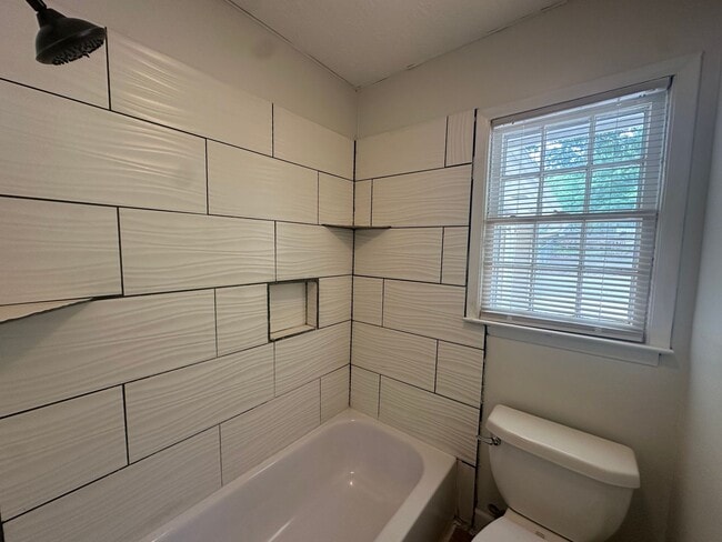 Building Photo - 2117 Marian Ln