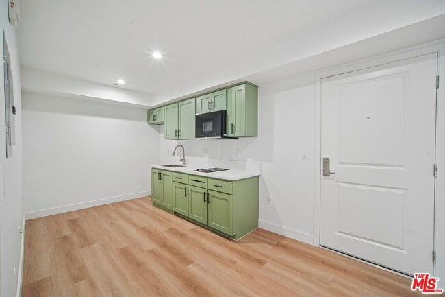 Building Photo - 3221 W 71st St