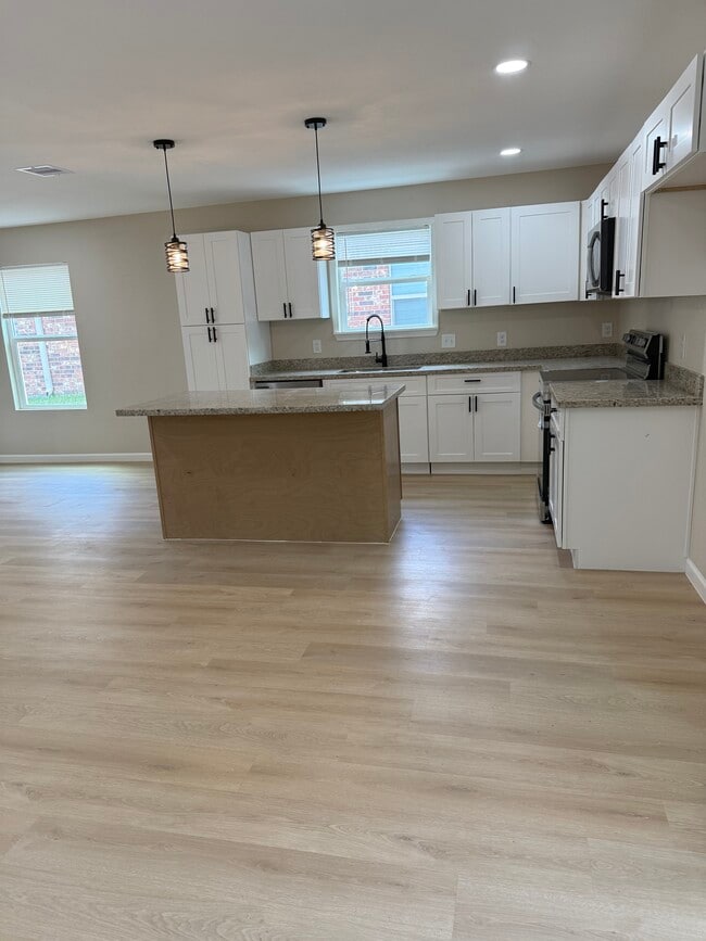 Building Photo - 1407 W Donovan St