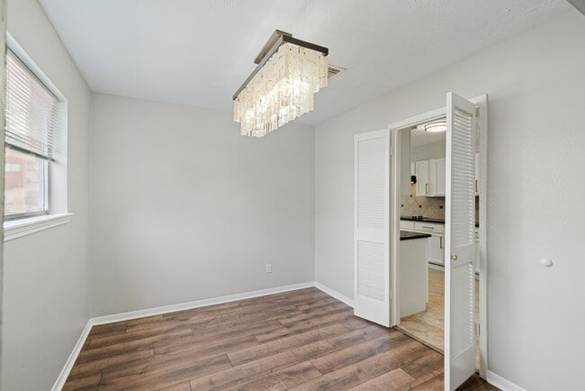 Building Photo - 801 Thornwood Dr