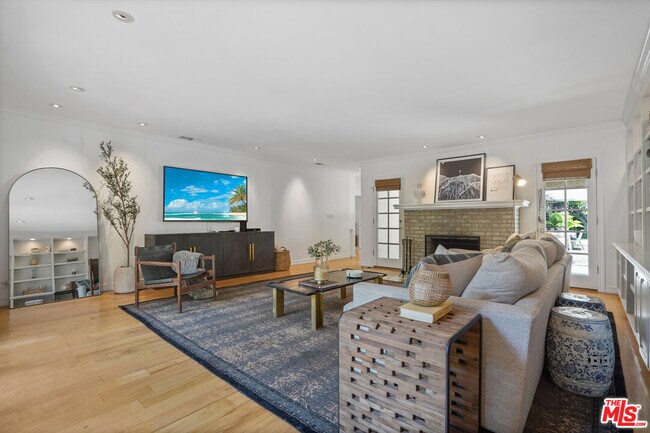 Building Photo - 215 S Medio Dr