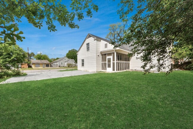 Building Photo - 7504 Elm St