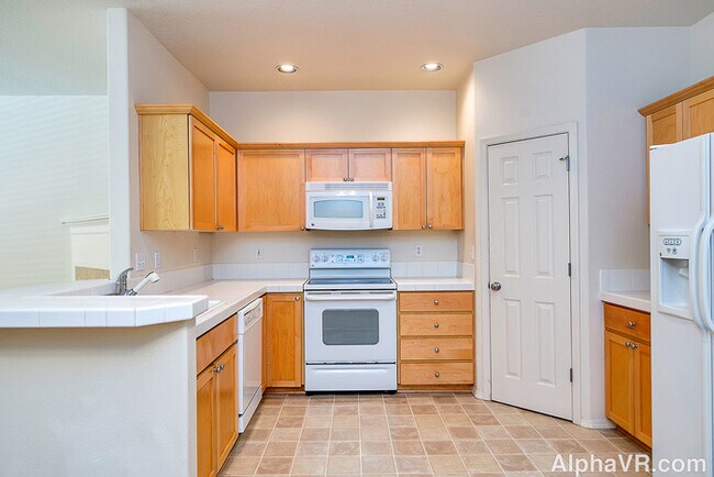 Building Photo - 17241 SW Pleasanton Ln