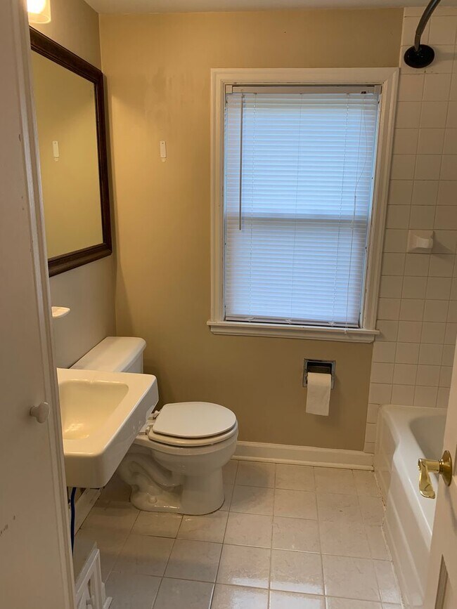 Building Photo - 842 7th Ave SW