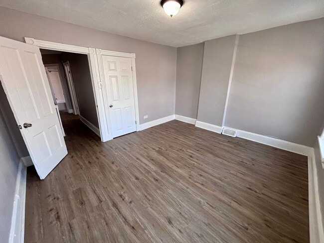 Building Photo - 3 Bedroom Home on Walnut St, Trenton