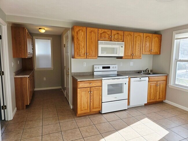 Building Photo - 284 School St