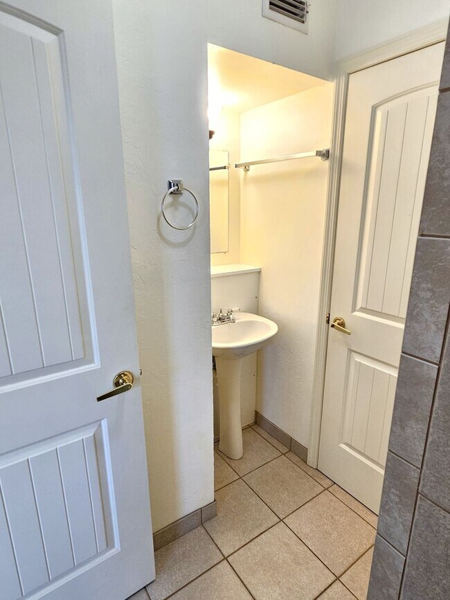 Building Photo - Annual Unfurnished 3 Bedroom 2 Bathroom Home in Nokomis!