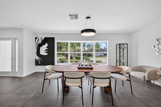 Building Photo - 2720 NE 59th St