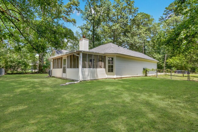 Building Photo - Spacious 3 Bedroom home