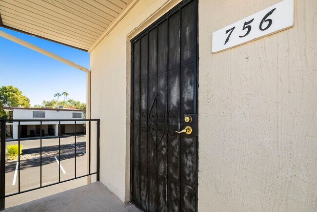 Building Photo - Moon Valley Townhouse at 7th and T-Bird!