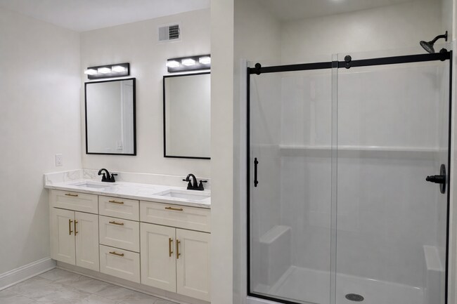 Building Photo - 3455 La Salle Dr