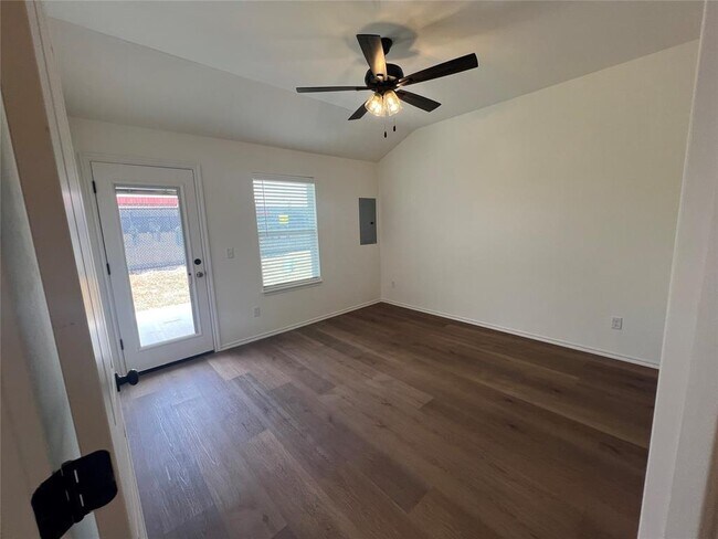 Building Photo - 302 Aaran Way