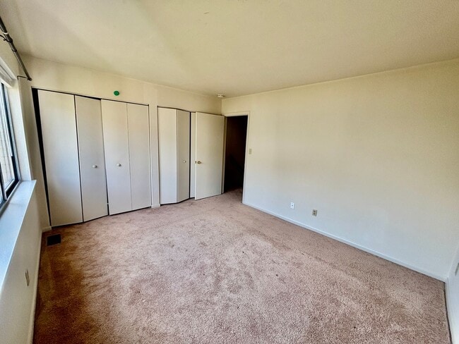 Building Photo - 2 bedroom/1.5 bathroom- The Midlands