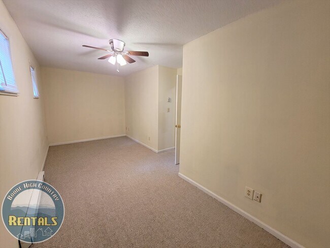 Building Photo - 323 Mountain Aire Ln