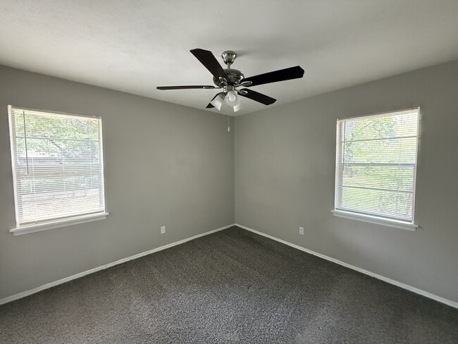 Building Photo - 9560 Crestshire Dr