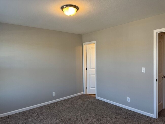 Building Photo - Luxury Living at its best! 2 Bed 2 1/2 Bath Townhome near Downtown!