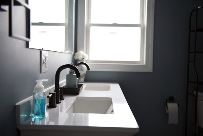 Building Photo - 444 Oneida St