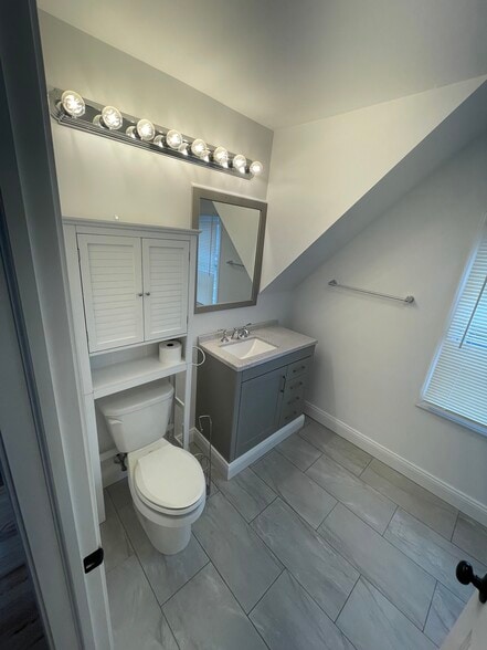 Building Photo - 125 Tunxis Hill Rd