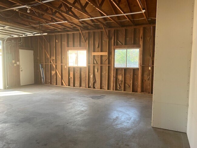 Building Photo - Modern Auburn Retreat—Fully Renovated 3BR ...