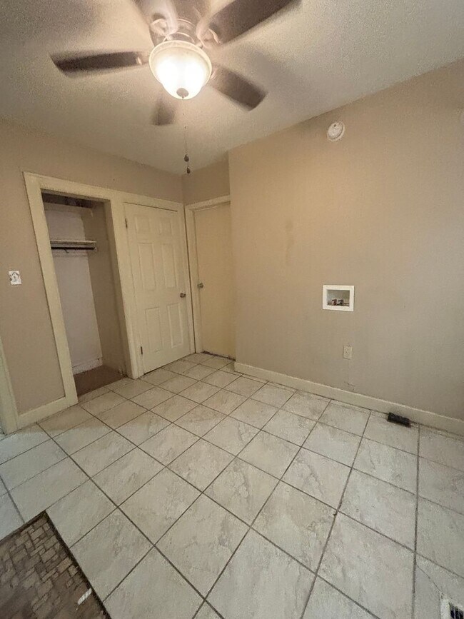 Building Photo - 3 Bedroom, 3 Bathroom Home Available  2-Car Garage & Spacious Living Near WSU.