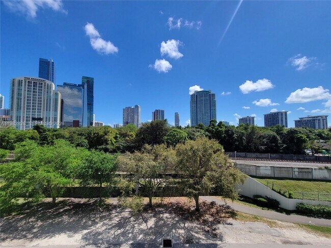 Building Photo - 1600 SW 1st Ave