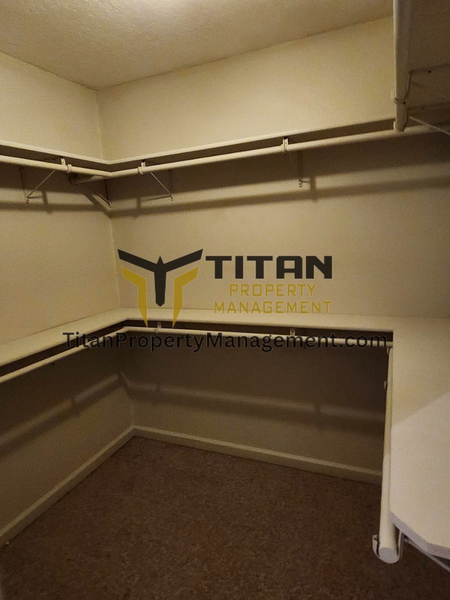 Building Photo - 3b/2b house