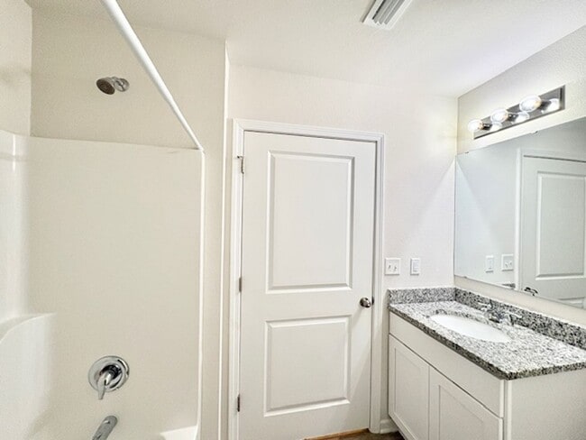 Building Photo - 462 Whispering Creek Ave