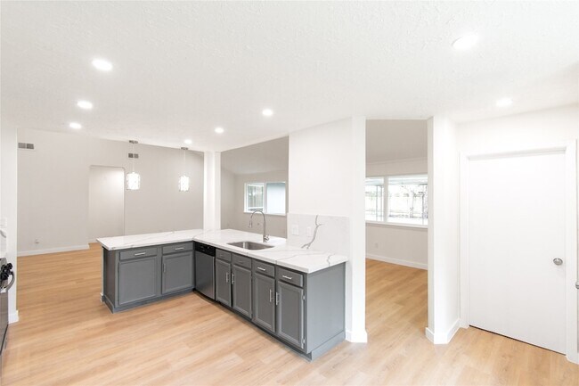 Building Photo - 15707 Amapola Dr