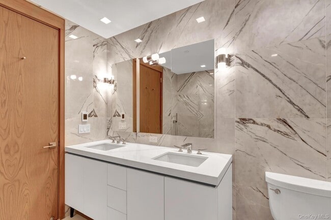 Building Photo - 200 E 21st St