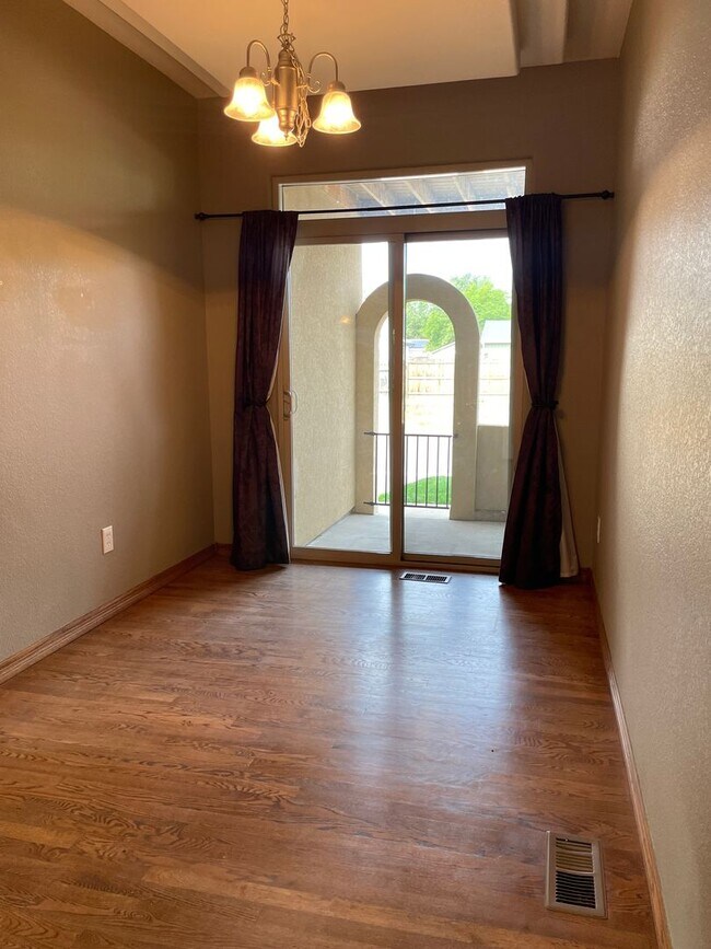 Building Photo - 3545 Big Ben Dr