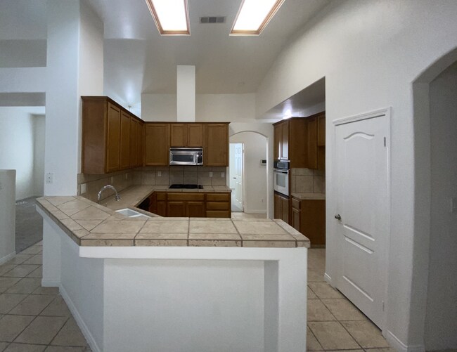 Building Photo - Spacious 4 Bedroom House