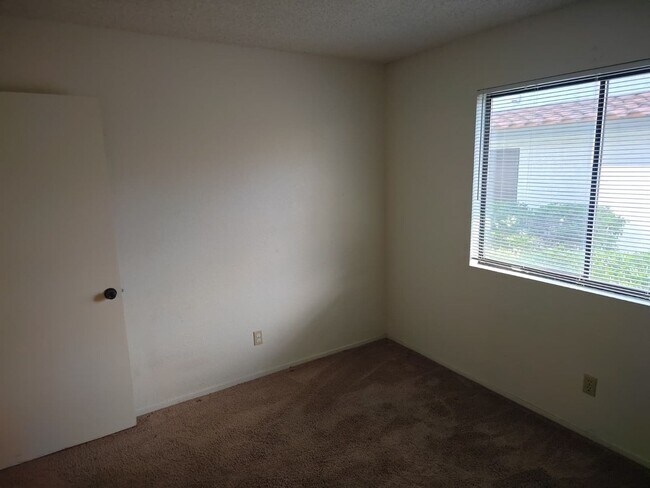 Building Photo - 3 Bedroom Condo