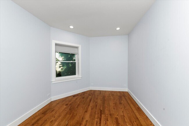 Building Photo - 4912 N Washtenaw Ave