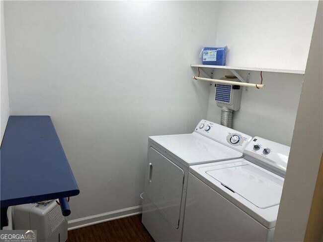 Building Photo - 3095 Colonial Way