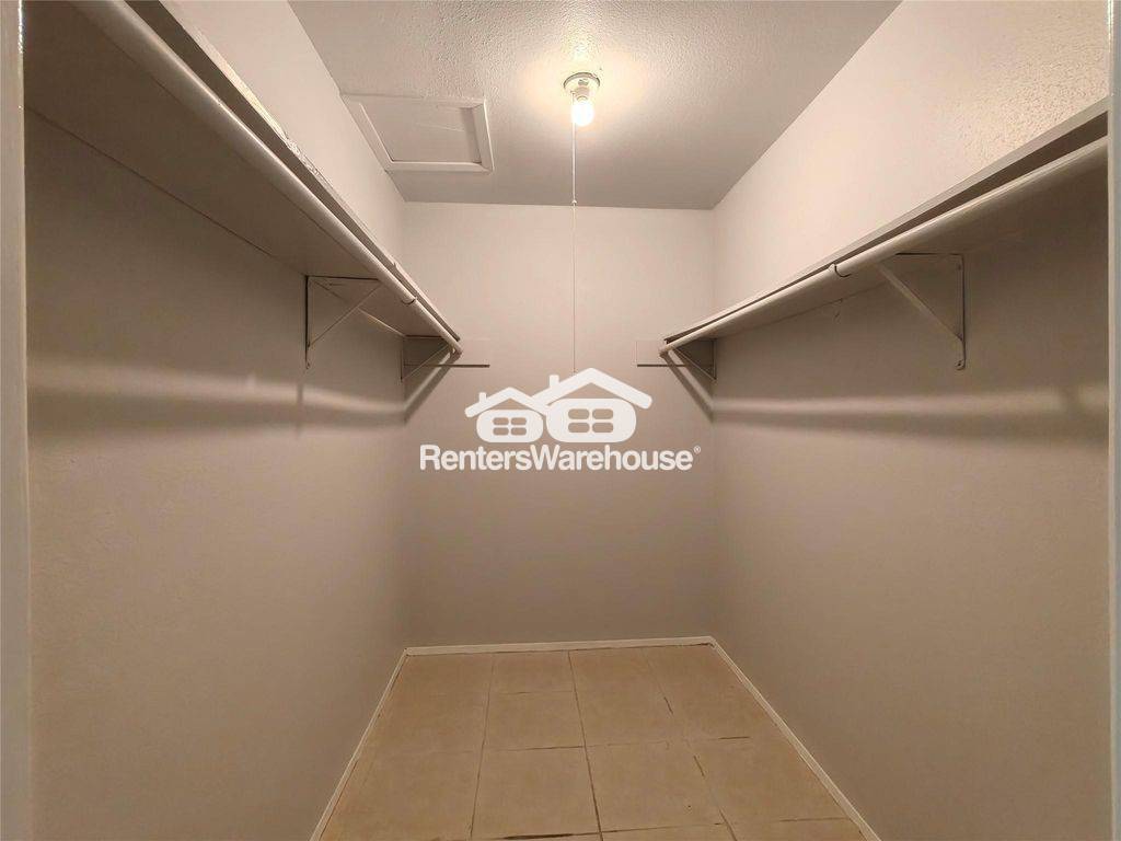 Building Photo - 8034 Antoine Dr