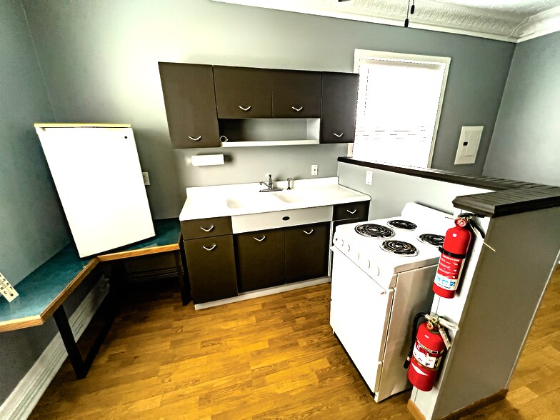 Studio Apartment Kitchen - 15 Park Cir