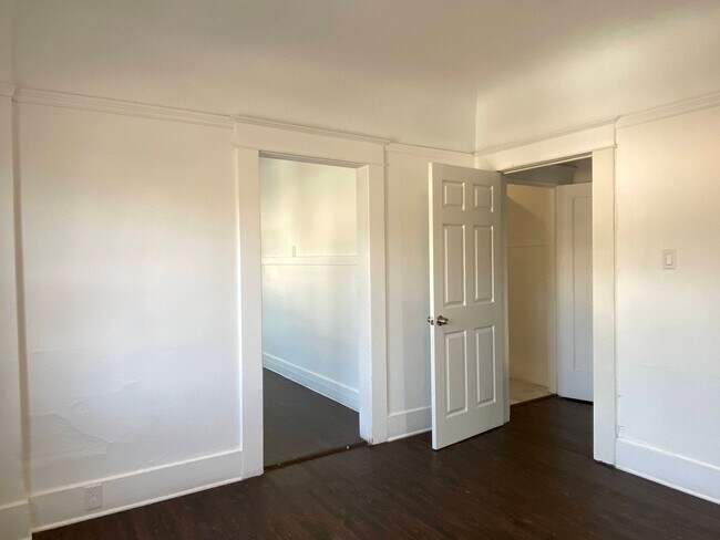 Building Photo - Two Bed, One Bath Apartment Located Downtown