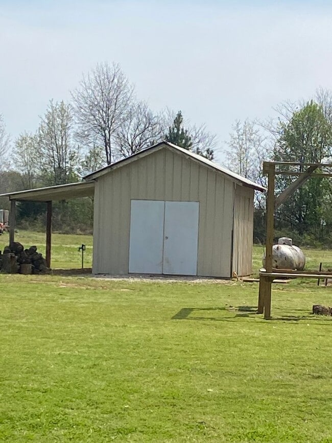 Building Photo - 3 Bed 1.5 Bath Cozy Country Home! - Muscle...
