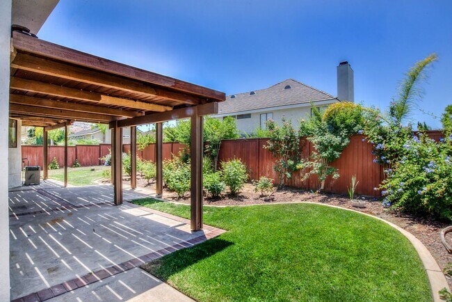 Building Photo - 4546 E Blue Jay Ave
