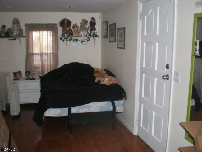 Building Photo - 147 Phelps Ave