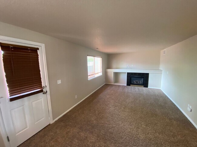 Building Photo - Stetson Hills 3 bedroom House