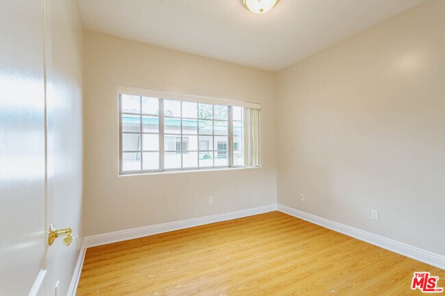 Building Photo - 421 E Santa Anita Ave