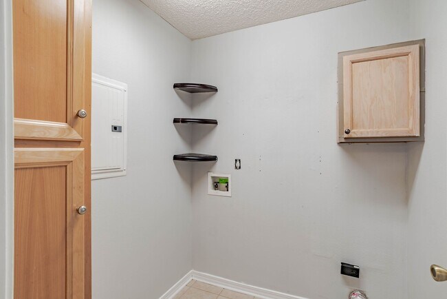 Building Photo - Well-maintained cottage home in Bellview