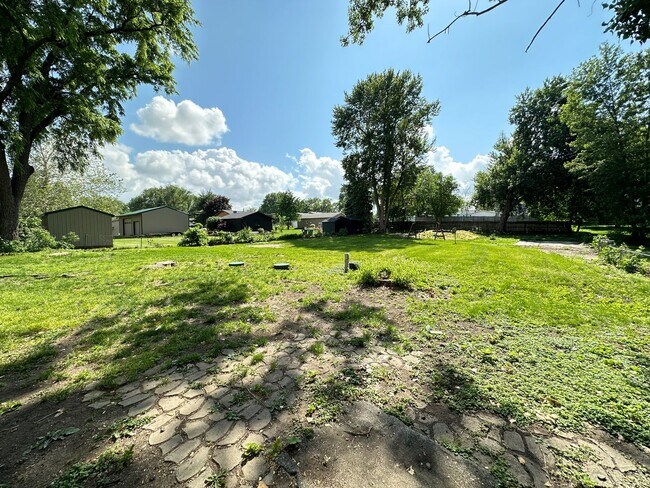 Building Photo - 3 Bed 2 Bath 2 Stall Garage - Country Styl...