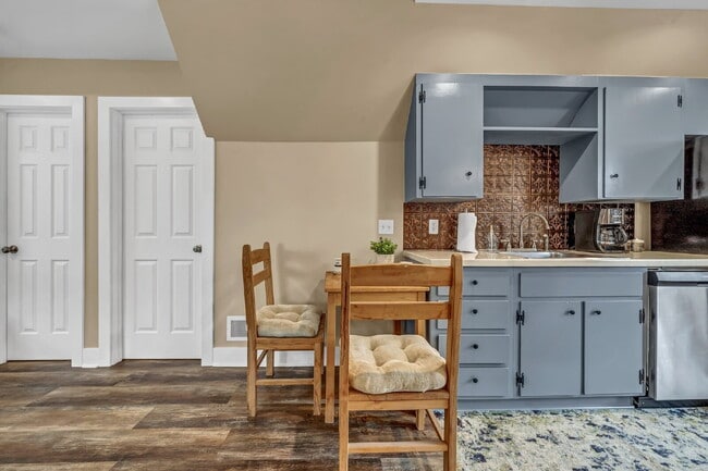 Building Photo - Furnished 1-Bedroom Upper Apartment on Main St