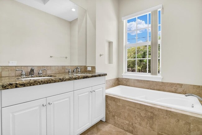 Building Photo - 3432 NE 15th Ave